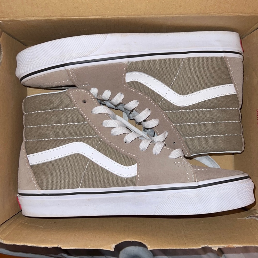 High top skater VANS. White & suede tan. Sk8-Hi